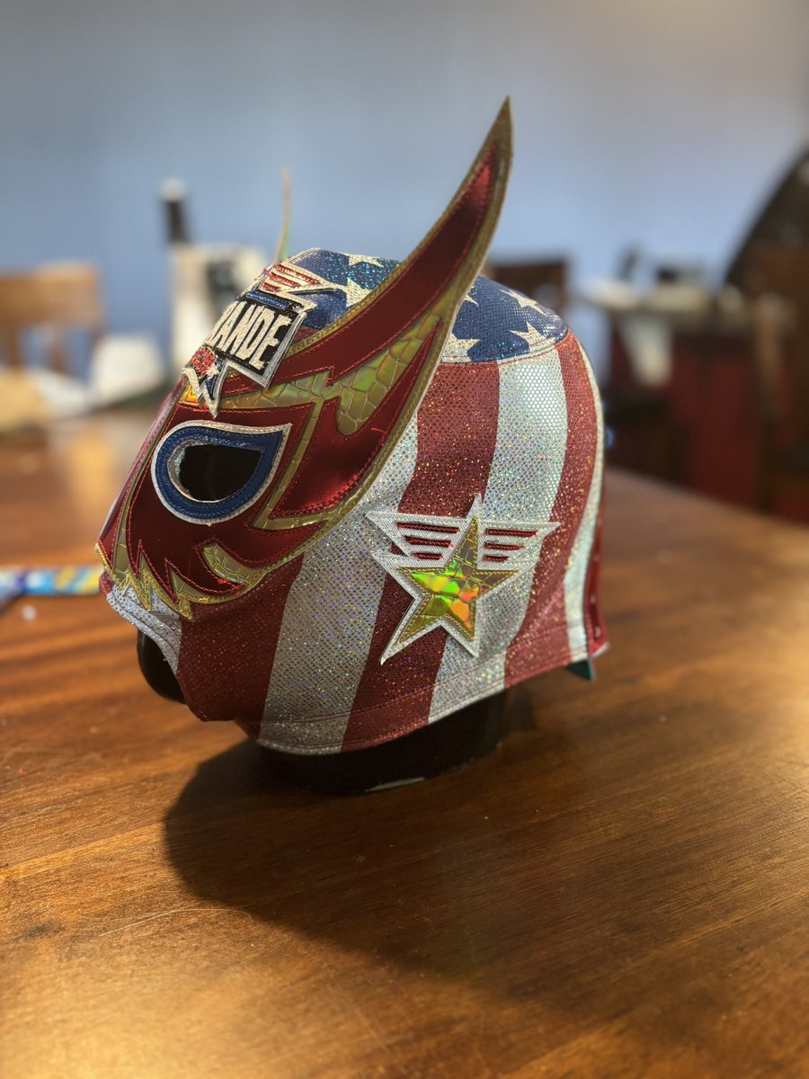 Mascara profesional de El Grande Americano by @luchathreadz #wwe #wweraw #raw