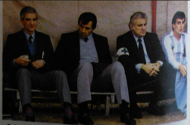 En la foto el Kinesiólogo Mallo, el dt Agustín Mario Cejas, el Doctor Fort y Horacio Williner palpitando desde el banco de suplentes lo que sería el triunfo 3 a 1 de Racing sobre Los Andes en Lomas de Zamora en un frío y nublado sábado 30 de junio de 1984.