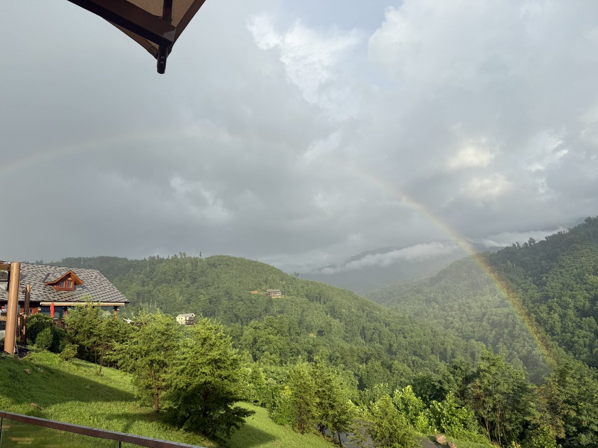 RussGaddy's tweet photo. Smoky Mountain rainbow🌈 https://t.co/LBtSzqfRNR