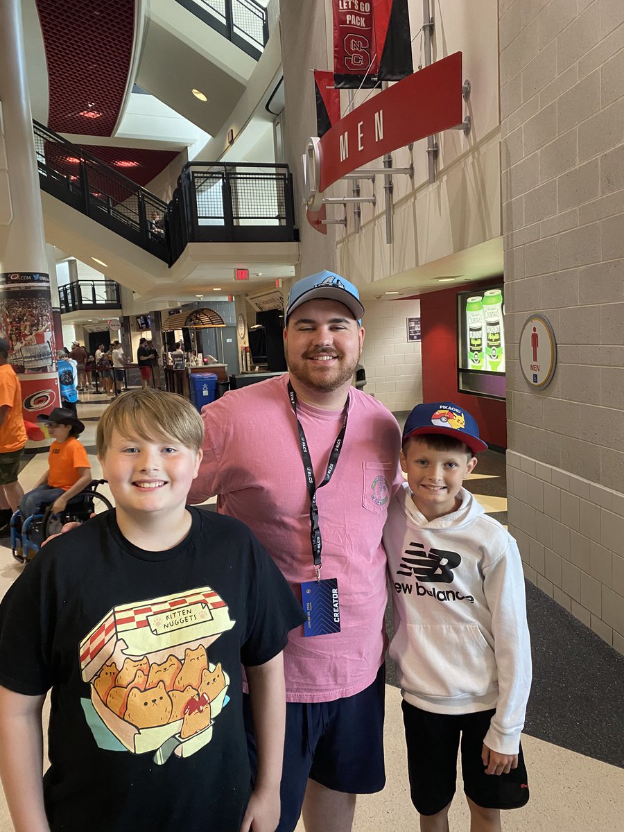 letterperfectG's tweet photo. #rlcs #rlcsraleigh Thanks for making these kids happy. @kofyr4 @_Flitz @CheeseRL_ @ChiefBeef_rl @creamzrl @MizuRL @WahveyRL https://t.co/76qW2CkV7x