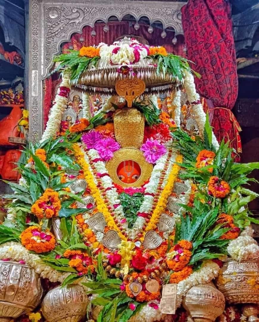 अतुलितबलधामं हेमशैलाभदेहं #दनुजवनकृशानुं    #ज्ञानिनामग्रगण्यम्। 
सकलगुणनिधानं #वानराणामधीशं रघुपतिप्रियभक्तं वातजातं नमामि ॥

#शुभ_प्रभात_वंदन_मंगलवार… 

श्री हनुमान जी महाराज आप सभी पर अपनी कृपा दृष्टि बनाए रखें...!! 

#ॐ_हं_हनुमंते_नमः 🙏🥀