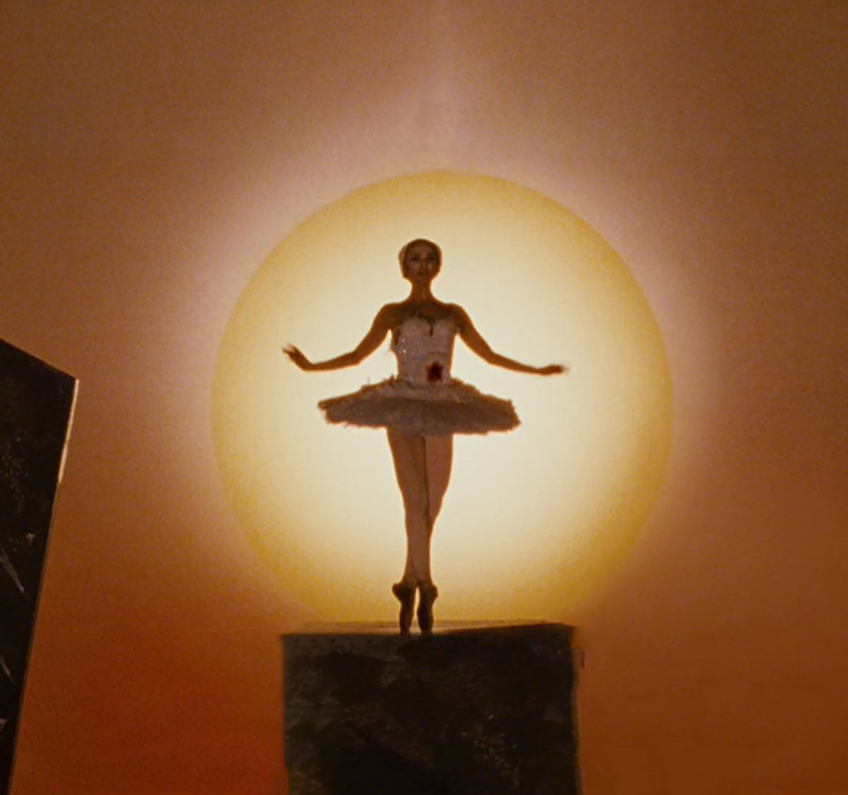 psycstar's tweet image. New on Patreon 🌷 a dialogue with Bryn Dekker on the 'holy death' in Thelma & Louise and Black Swan - two unforgettable leaps into transcendence. We discuss freedom, sacrifice, and turning death into myth - this is a deep dive into sacred cinematic exits➡️patreon.com/posts/137-dial…