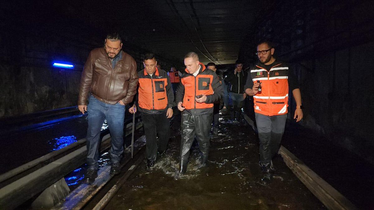 El director del Metro <a href="/AdrianRubalcava/">Adrián Rubalcava</a> supervisó los trabajos que realizan técnicos de instalaciones fijas para el desalojo de agua en la interestación Coyuya-Santa Anita de la Línea 8, donde se registró un encharcamiento superior a los 80 
centímetros derivado de la lluvia que