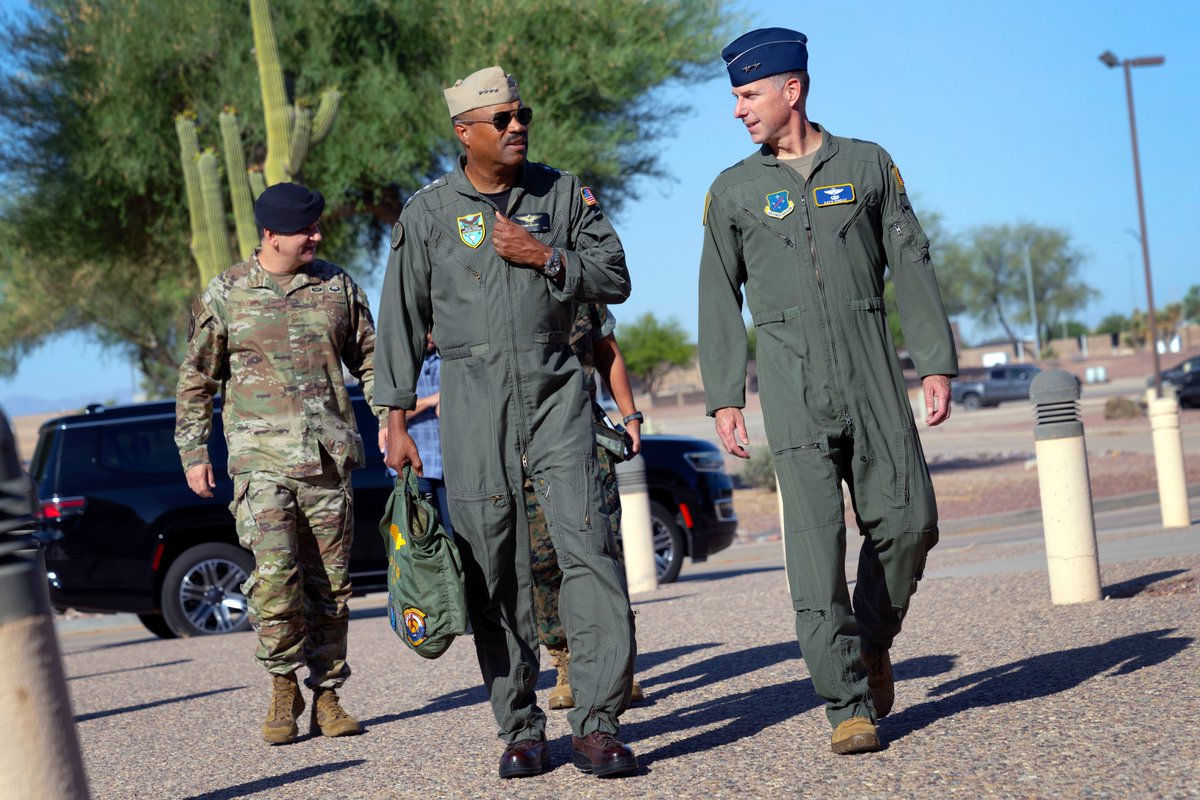 AFSOUTH's tweet image. Today, we were honored to host #SOUTHCOM Commander, Adm. Alvin Holsey at our headquarters on Davis-Monthan AFB.
As the Air Force component to USSOUTHCOM, we are committed to advancing the commander's priorities to: Strengthen Partnerships, Counter Threats and Build Our Team.