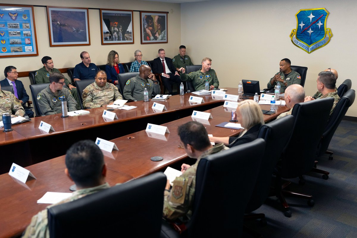 AFSOUTH's tweet image. Today, we were honored to host #SOUTHCOM Commander, Adm. Alvin Holsey at our headquarters on Davis-Monthan AFB.
As the Air Force component to USSOUTHCOM, we are committed to advancing the commander's priorities to: Strengthen Partnerships, Counter Threats and Build Our Team.