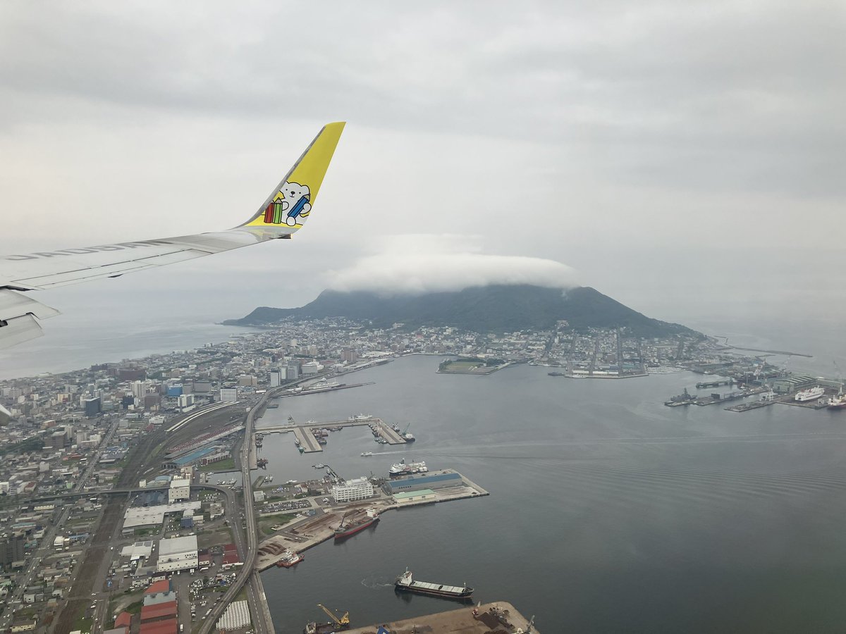 函館出張✈️
定期的に函館に行く機会をいただいているおかげで、トンボロを見てパワーチャージしてます。

函館山は今日は雲の中☁️