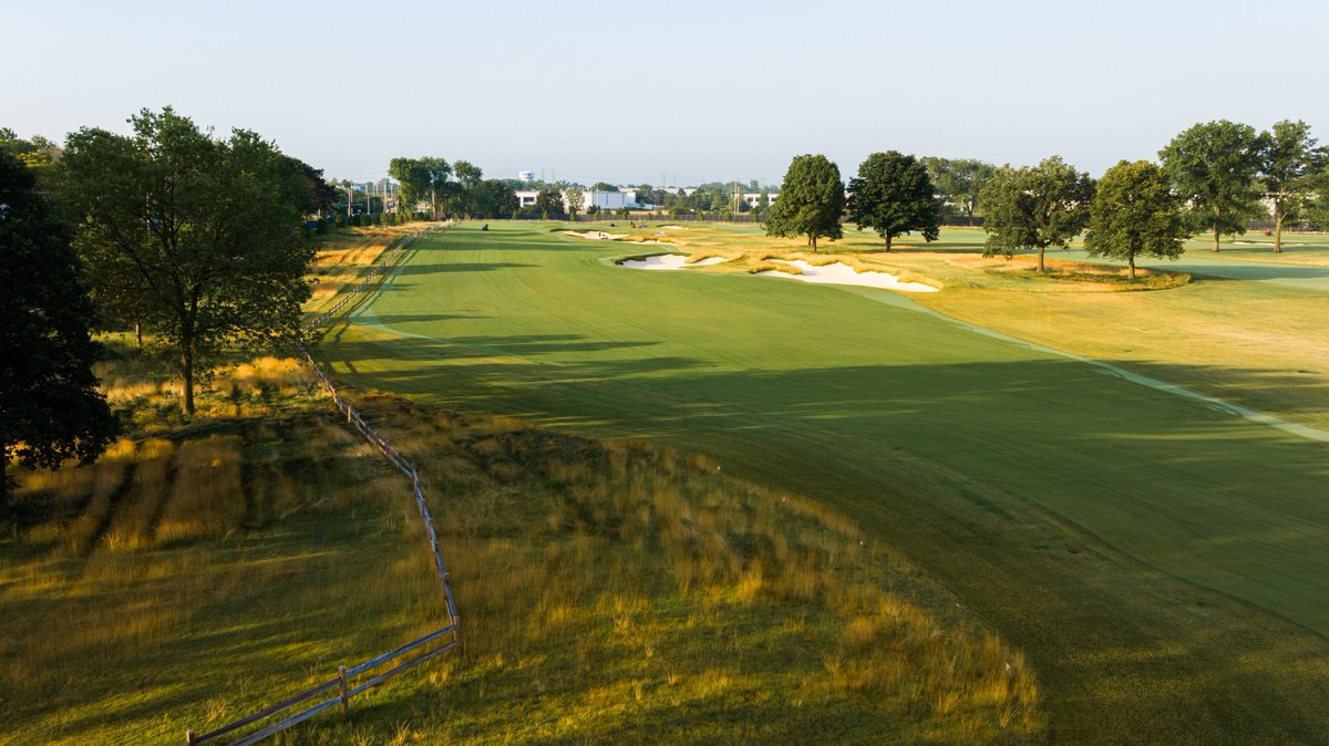 OCMGolf's tweet image. A before and after view of the new 6th at @MedinahCC.
Fortunate there was space to move away from the boundary to screen cars & houses but then an old photo of the original green gave us the idea of again using a fence as a hazard.
📸: 3 & 4 @fried_egg_golf