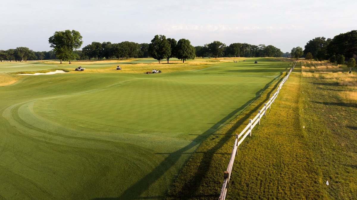 OCMGolf's tweet image. A before and after view of the new 6th at @MedinahCC.
Fortunate there was space to move away from the boundary to screen cars & houses but then an old photo of the original green gave us the idea of again using a fence as a hazard.
📸: 3 & 4 @fried_egg_golf