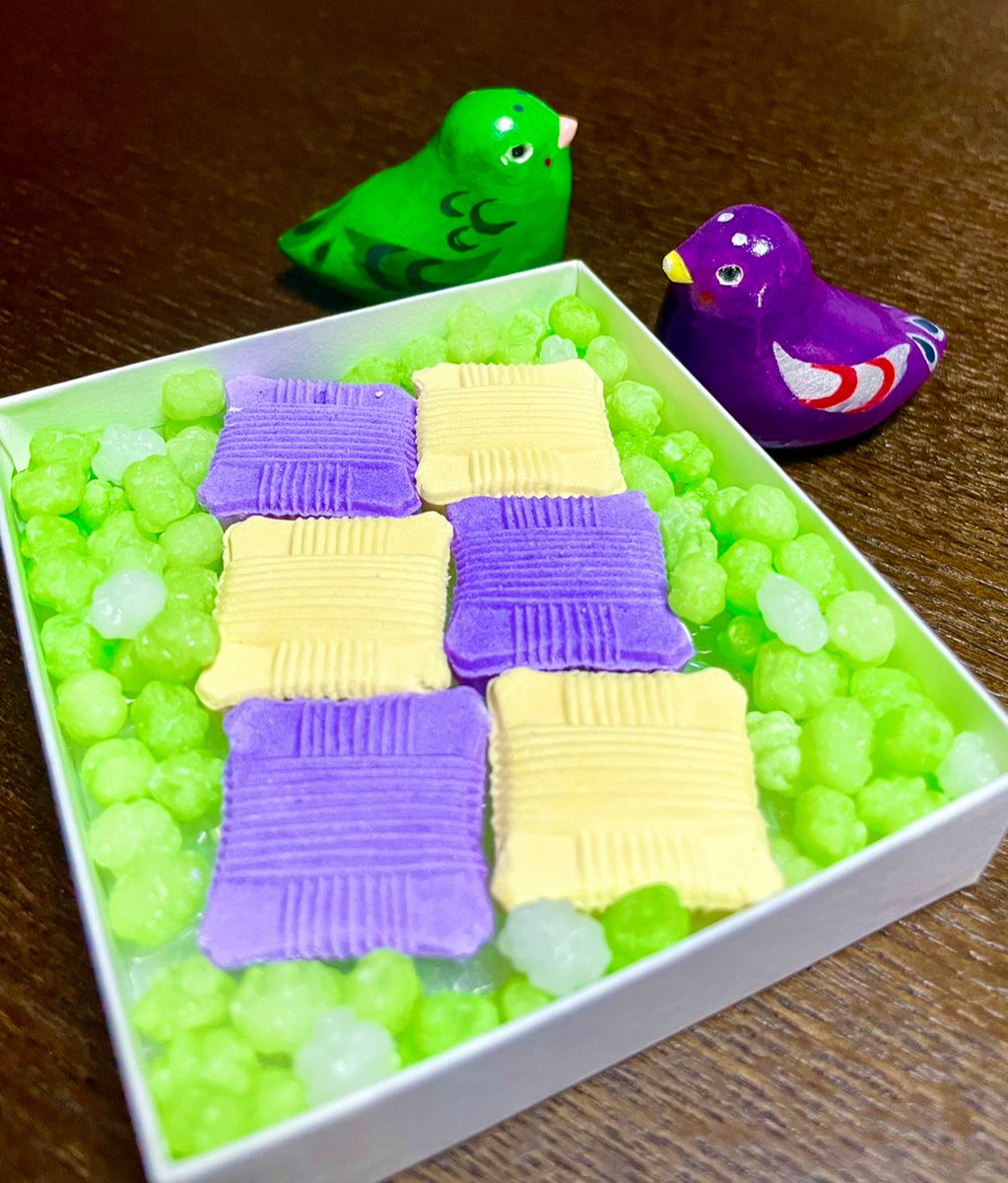 麻呂眉がある子達です。つまり、麻呂鳥®なのです。
紫と緑で作成していたのは偶然でした。
#麻呂鳥の京都展開を応援