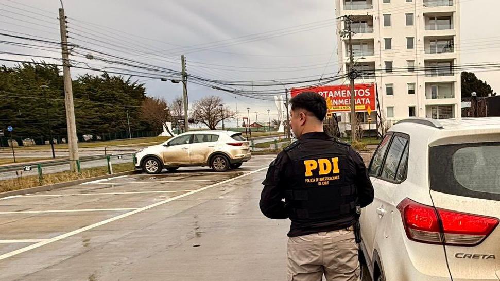 PDI_Magallanes's tweet photo. 🔴 Este lunes, detectives de la @PDI_Magallanes detuvieron a 17 personas en #PuntaArenas (16 chilenos y 1 extranjero) la mayoría de ellos por tener órdenes vigentes por delitos como Abuso Sexual, Estafa, Lesiones, Violencia Intrafamiliar, Amenazas, entre otros. 
#puq https://t.co/nFs0ykLGrc