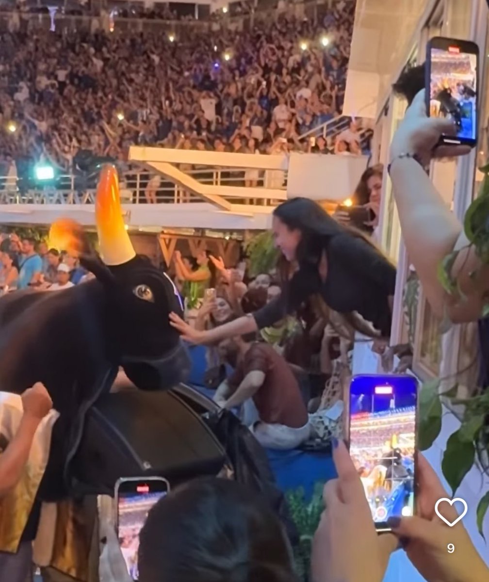 drogontargxryen's tweet image. a jurada hylnara fazendo carinho nele tal qual o beijo de judas em Jesus Cristo