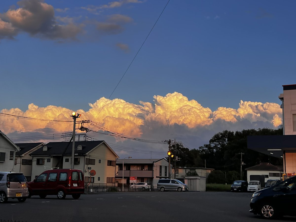 shika_25_'s tweet photo. アニメみたいな雲☁️ https://t.co/6U0IF4BEgi