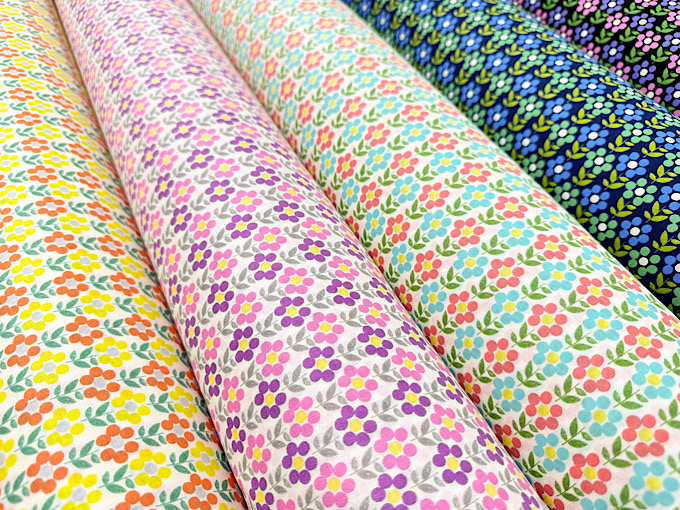 まるで昭和のグラスや壁紙に描かれた模様を連想させるレトロなお花模様のスケアプリント生地です♪
SOPO KUKKA スケアプリント「ドット・レトロフラワー」
📍otsukaya.co.jp/store/products…