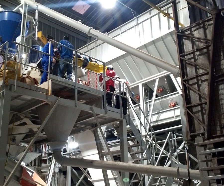 Atención 🚨
Un trabajador quedó atrapado en una concretera tras un accidente laboral ocurrido en una bodega en la zona norte de #Cuenca. Paramédicos de #CruzRoja lo rescataron y le brindaron atención prehospitalaria. El paciente fue llevado a una casa de salud. 🚑