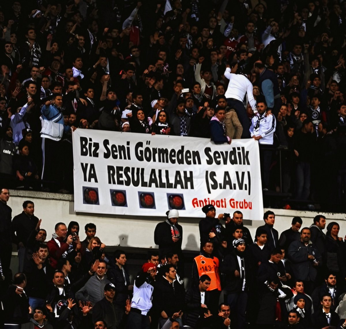 Beşiktaş taraftar grubu;

Biz seni görmeden sevdik YA RESULLAH (SAV)