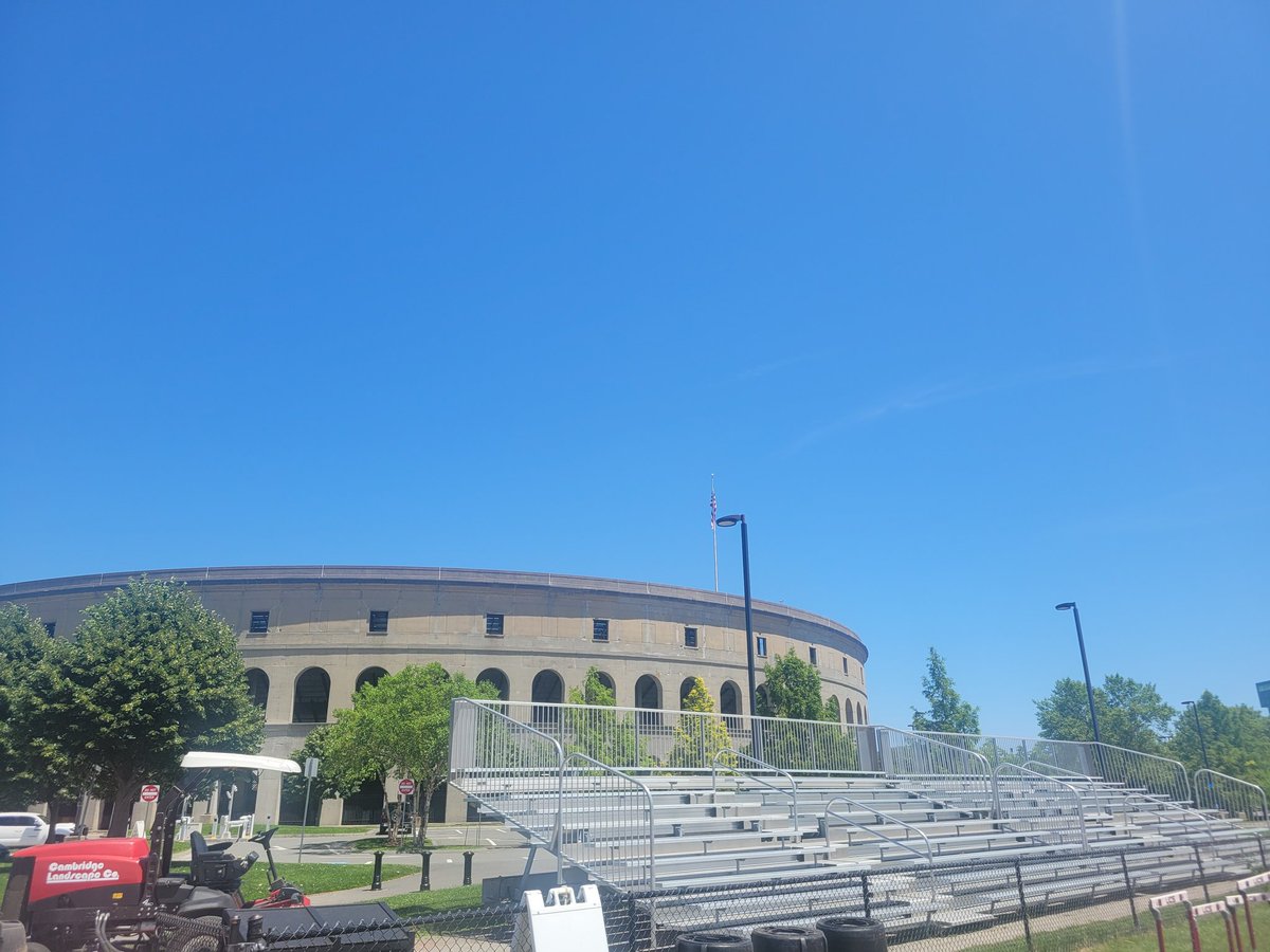 Had the pleasure to speak @ascenttrack clinic @harvard with amazing humans. It's a treat to spend ⏳️ w/<a href="/BooSchex/">Boo Schexnayder</a> &amp; <a href="/kebbat/">Kebba Tolbert</a> got a grand tour of Harvard, learned some history, good eats, made/shared memories. These 2 gentlemen are fountains of knowledge &amp; models of lifelong 1/