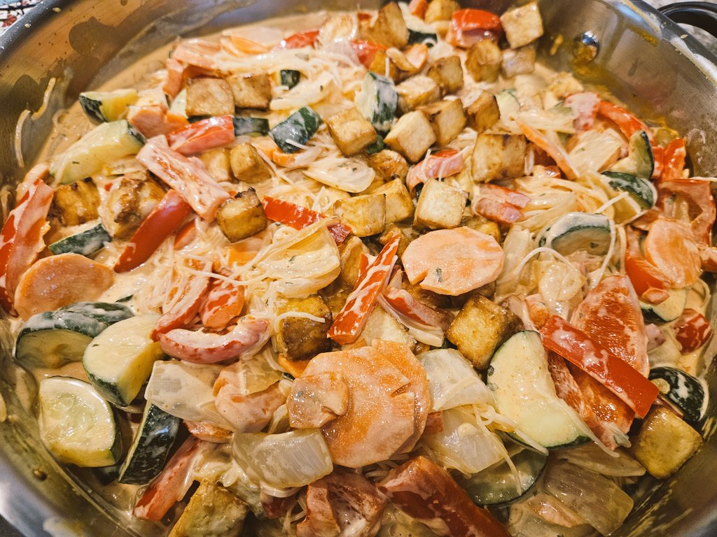 NW_Indiana_Eats's tweet image. Vegetable coconut red curry with rice noodles and baked tofu. 馃敟馃敟馃敟
A phenomenal dish!
I'm nowhere near vegan, but I could eat this any time!