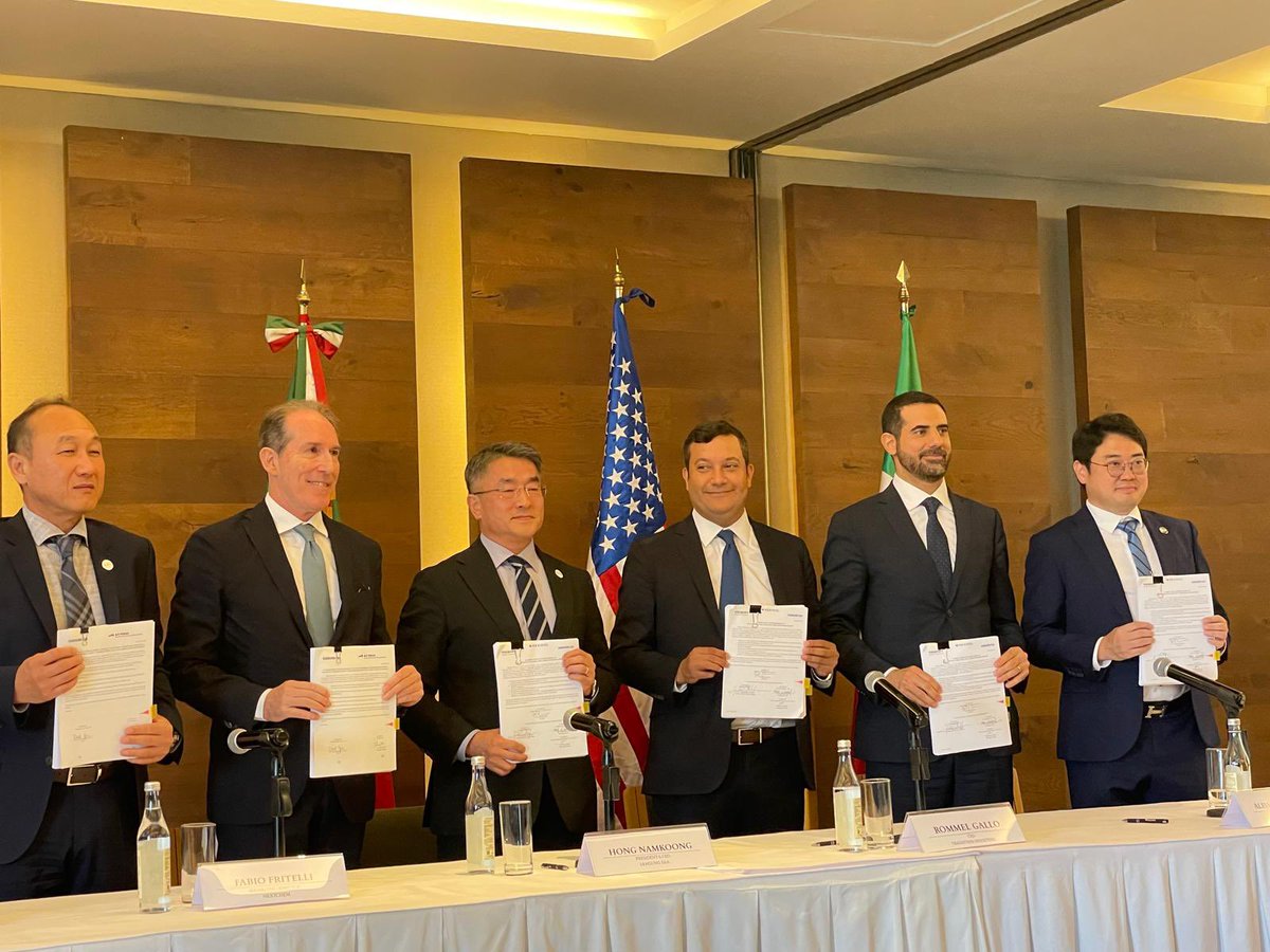 Al_Modiano's tweet photo. Orgulloso de participar en CdMX en la firma del contrato por parte de #Nextchem del Grupo italiano #Maire, con un consorcio de empresas 🇮🇹🇲🇽🇺🇸🇰🇷, para la construcción de la planta más grande del mundo de metanol verde en Sinaloa. Comprometidos con la transición energetica https://t.co/dhj0RHizNq