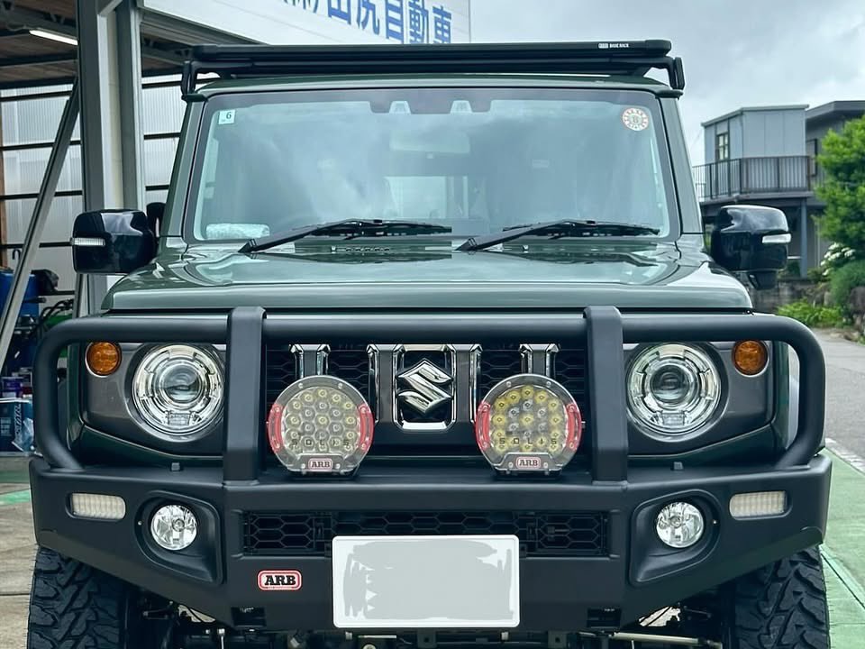 #ジムニーノマド×#ARB

✅#JB74W #ジムニーシエラ でも大人気『サミットバンパー』
#JC74W ノマドにもバッチリ🔥
※純正フォグランプやヘッドライトウォッシャーをそのまま移設可能💡

✅ルーフラックはローフォルムで大人気『BASERACK』✨
arb4x4.jp

Thanks
田尻自動車 様
#ジムニー