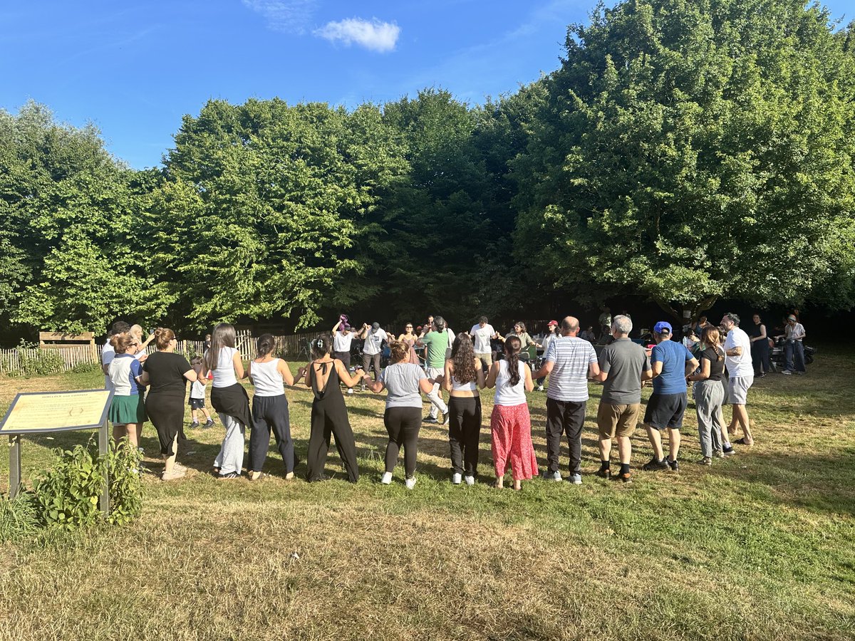 cmbrdg's tweet photo. "Cambridge
Yurttan Sesler Korosu"ikinci yilini park festivaliyle kutladi..
Davul,Zurna,gitar ve baglama esliginde ezgilerle yan yana durmanin keyfini yasadik!.. https://t.co/F9nQ4wVgJY