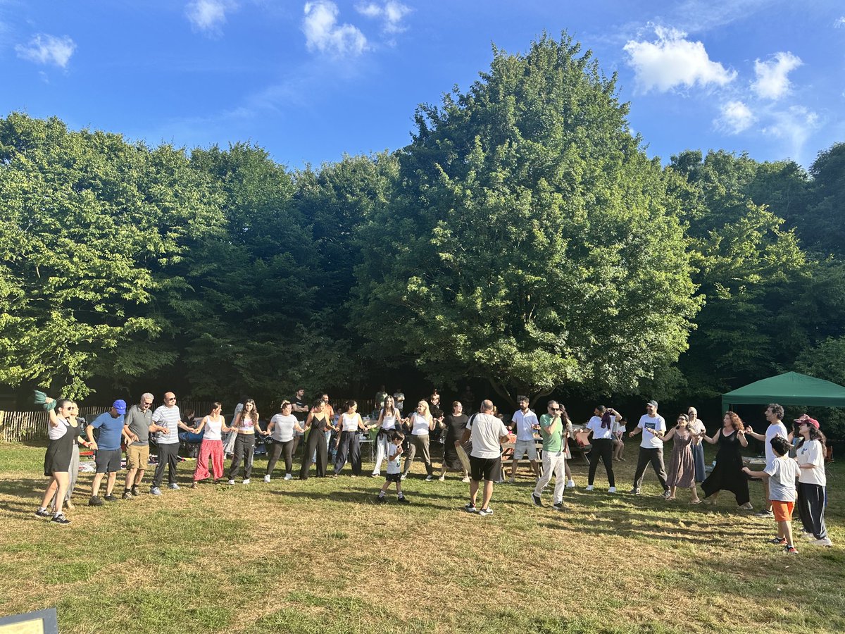 cmbrdg's tweet photo. "Cambridge
Yurttan Sesler Korosu"ikinci yilini park festivaliyle kutladi..
Davul,Zurna,gitar ve baglama esliginde ezgilerle yan yana durmanin keyfini yasadik!.. https://t.co/F9nQ4wVgJY