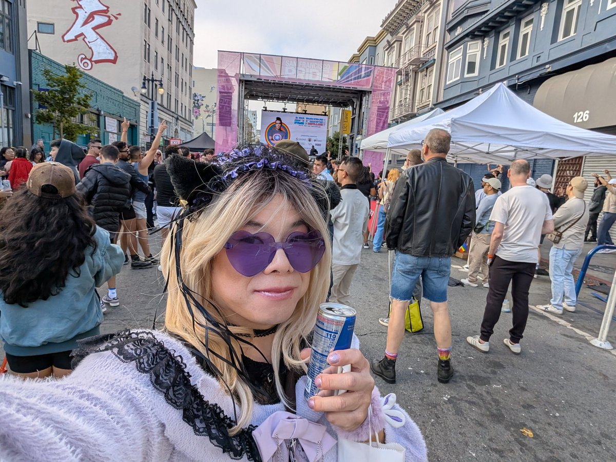 AkiresVR's tweet image. My first pride sf. Was a really fun experience. No matter what you identify as or how old you are, you're not alone. People are gonna hate and misunderstand you no matter what you do, so just keep doing you.