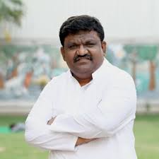 కవి గాయకుడు శాసనమండలి సభ్యులు శ్రీ #దేశపతిశ్రీనివాస్ గారికి జన్మదిన శుభాకాంక్షలు .మీరు నిండు నూరేళ్లు సుఖ సంతోషాలతో ఆయురారోగ్యాలతో, ఉండాలని కోరుకుంటూ, తెలంగాణ సాహిత్యాన్ని తెలంగాణ సాంస్కృతిని మరింత పెంపొందే విధంగా మీ కృషి ఉండాలని మనస్ఫూర్తిగా ఆశిస్తున్నాను...
#HappyBirthday