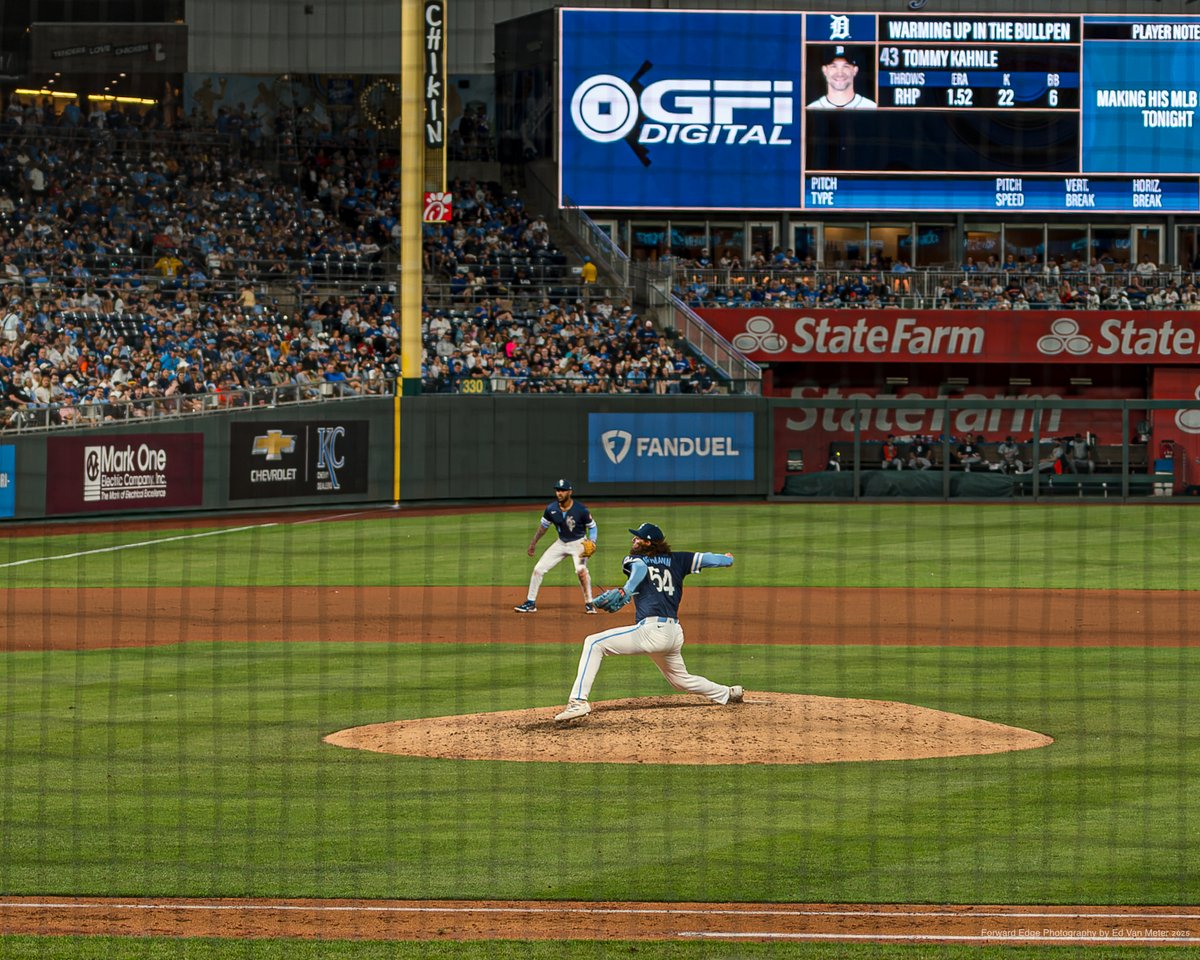 EdVanMeter's tweet image. Set 2: Detroit Tigers @ Kansas City Royals

May 29, 2025

Hoffman on the mound. 

6 frames per second, first 4 frames below.
 Yes this camera can do it! 

43mm ~ 1/1000 sec ~ f/2.0 ~ ISO 320

Leica Q3 43

Wait for the Fireworks ~ Handheld…
#KansasCityMo #kcmo #kansascityroyals