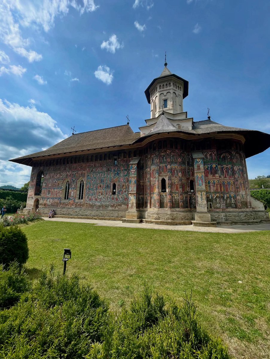 Travel_2Romania's tweet photo. Mrs Eleonora Durante Mangoni: "#Monastero di #Moldovița
Uno dei monasteri della #Bucovina tesori dell’UNESCO.
I monasteri della Bucovina costituiscono un unicum nella storia dell’arte,anche per turisti esigenti come noi Italiani. Starei ore a guardare il caleidoscopio di pitture https://t.co/7MY3kphBgG