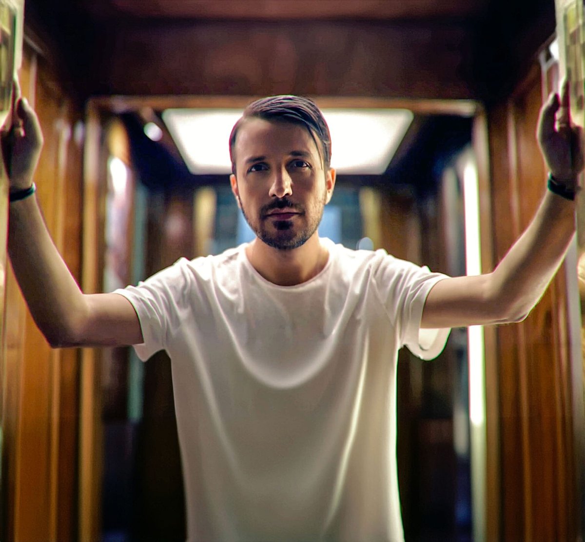 Tıpkı Bir Terzi Gibi, Her Şarkıyı Özel Dikiyorum: Murat Güneş: “Tıpkı Bir Terzi Gibi, Her Şarkıyı Özel Dikiyorum” 

Gençlik yıllarında Lara’ya sahnede vokal yapan Murat Güneş, bugün hem kendi sesini duyuruyor hem de… dlvr.it/TLfQNM #TürkçeMüzik #MüzikHaberleri #Müzik