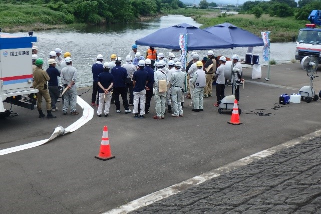 ６月２７日（金）烏川左岸和田橋付近にて、国交省、地方公共団体職員、災害協定会社を対象にした災害対策車両操作講習会を開催しました。 
排水ポンプ車や照明車、対策本部車など、災害時に備え操作の手順確認を行いました。