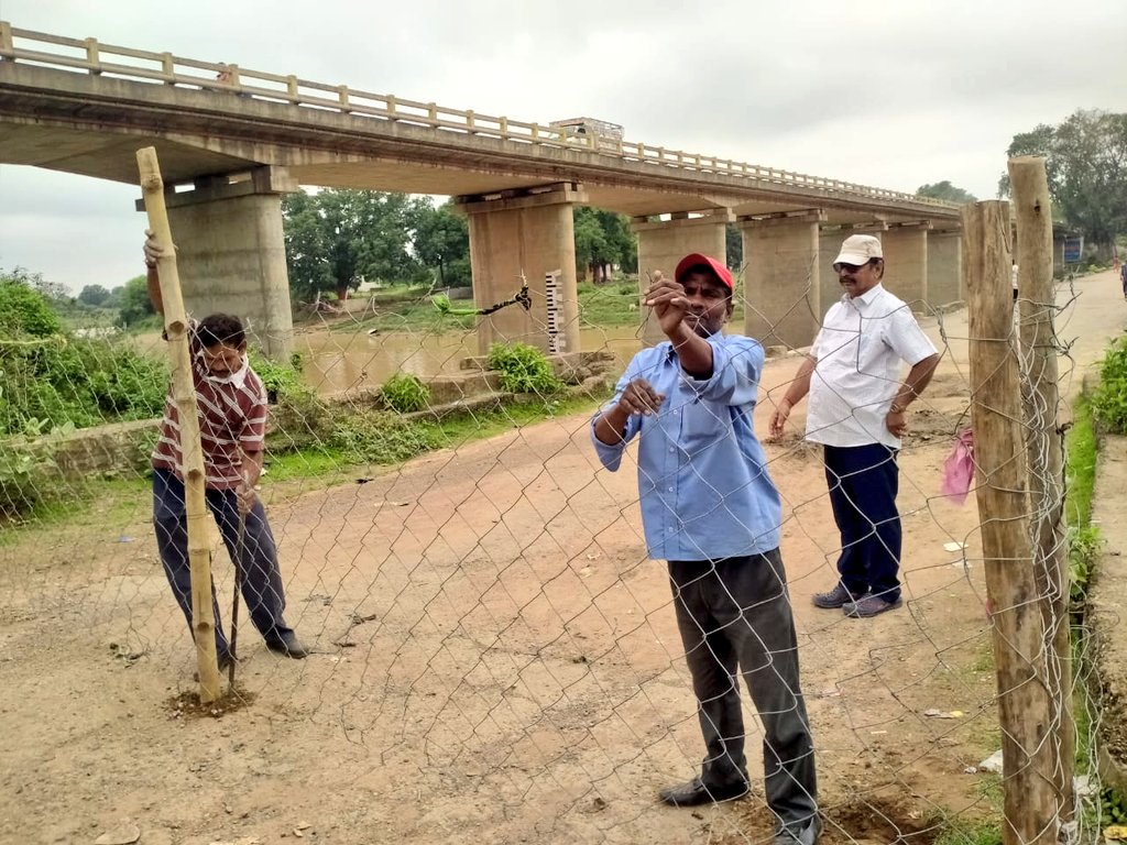Collector Satna (@collector_satna) on Twitter photo कलेक्टर डॉ सतीश कुमार एस के निर्देश पर #सतना और टमस नदी के पुल वाले स्थानों पर निचले रपटे लोक निर्माण विभाग द्वारा खंती खोदकर और जाली की बैरिकेट लगाकर अस्थाई रूप से बंद किए गए।
#JansamparkMP
<a href="/CMMadhyaPradesh/">Chief Minister, MP</a>
<a href="/DrMohanYadav51/">Dr Mohan Yadav</a> कलेक्टर डॉ सतीश कुमार एस के निर्देश पर #सतना और टमस नदी के पुल वाले स्थानों पर निचले रपटे लोक निर्माण विभाग द्वारा खंती खोदकर और जाली की बैरिकेट लगाकर अस्थाई रूप से बंद किए गए।
#JansamparkMP
<a href="/CMMadhyaPradesh/">Chief Minister, MP</a>
<a href="/DrMohanYadav51/">Dr Mohan Yadav</a>