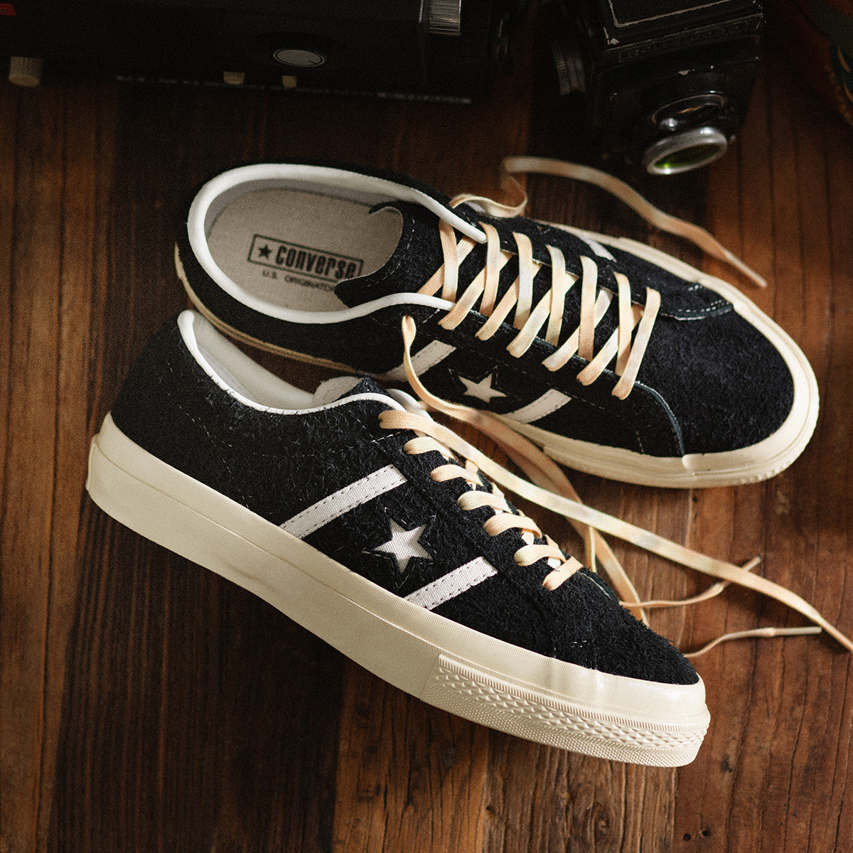 CONVERSE_Japan's tweet photo. STAR&BARS US SUEDE ¥16,500
https://t.co/TdyjBCN4Wa

スター＆バーズの直営店限定モデルが待望の再入荷！
ブラックカラー1カラーのみの展開。
毛足の長いスエード、ムラのあるシューレースなどディテールのこだわりは足元をシックにまとめてくれる。

#converse #starandbars #コンバース #スターアンドバース