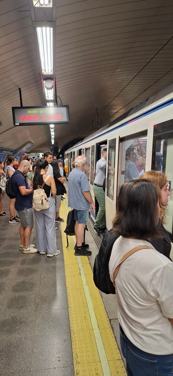 sylviaTLMK's tweet photo. @metro_madrid Marqués de Vadillo, 7a.m. Así todos los puñeteros días https://t.co/tVWCPou8r0
