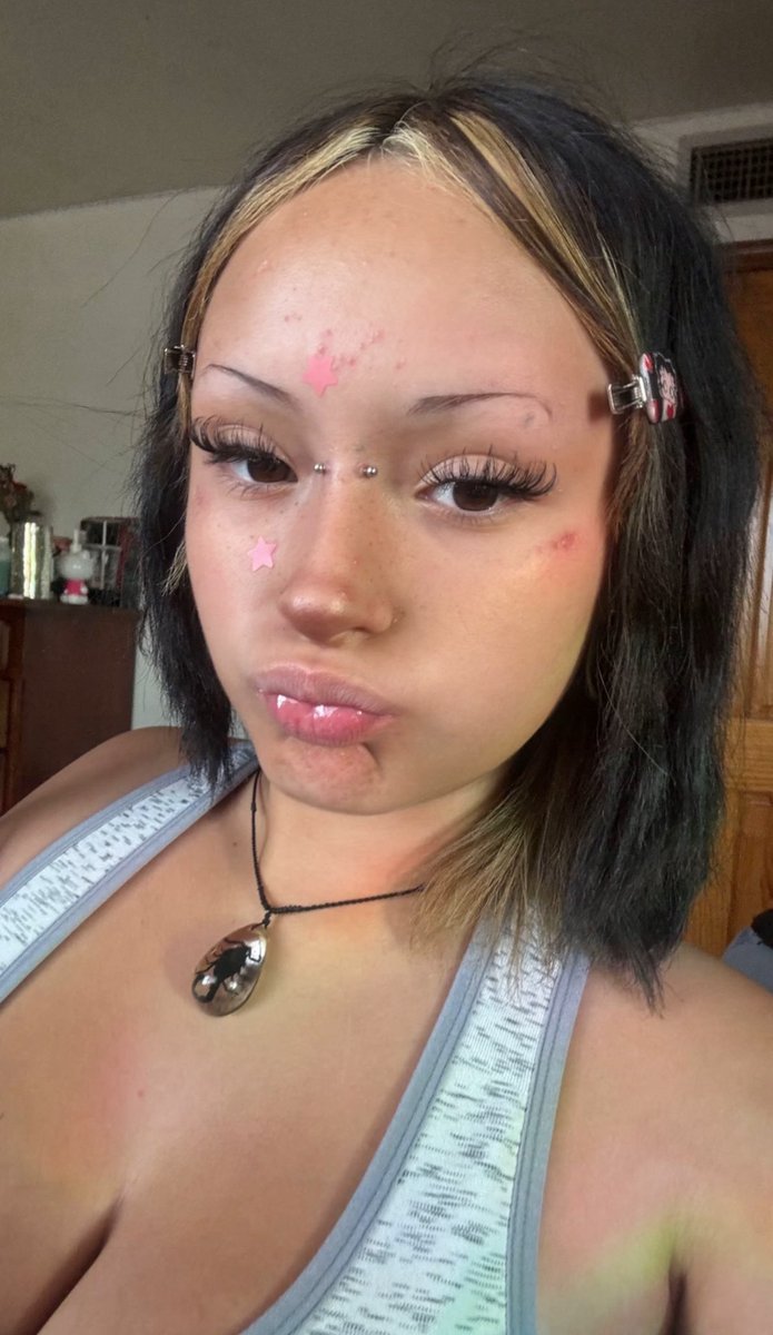 burnemvee's tweet photo. Feeling cute 😗 https://t.co/Oj8T0WdQAO