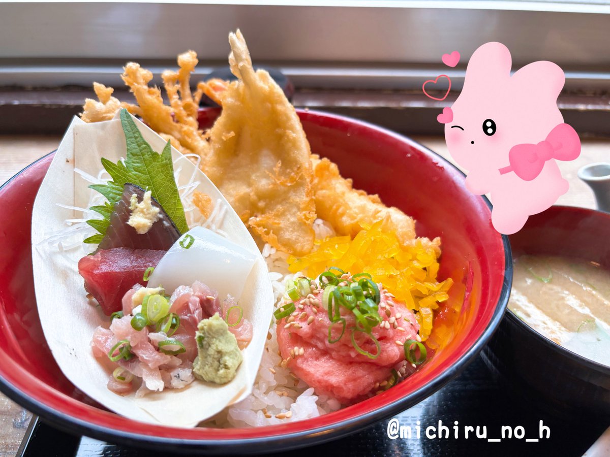 michiru_no_h's tweet image. 今日のランチは贅沢に…✨
お刺身も天ぷらも乗ってる海鮮丼🍱💕

美味しすぎて、しあわせすぎて、にやけちゃった😋💗
みんなにも食べさせてあげたいな〜💭💕
