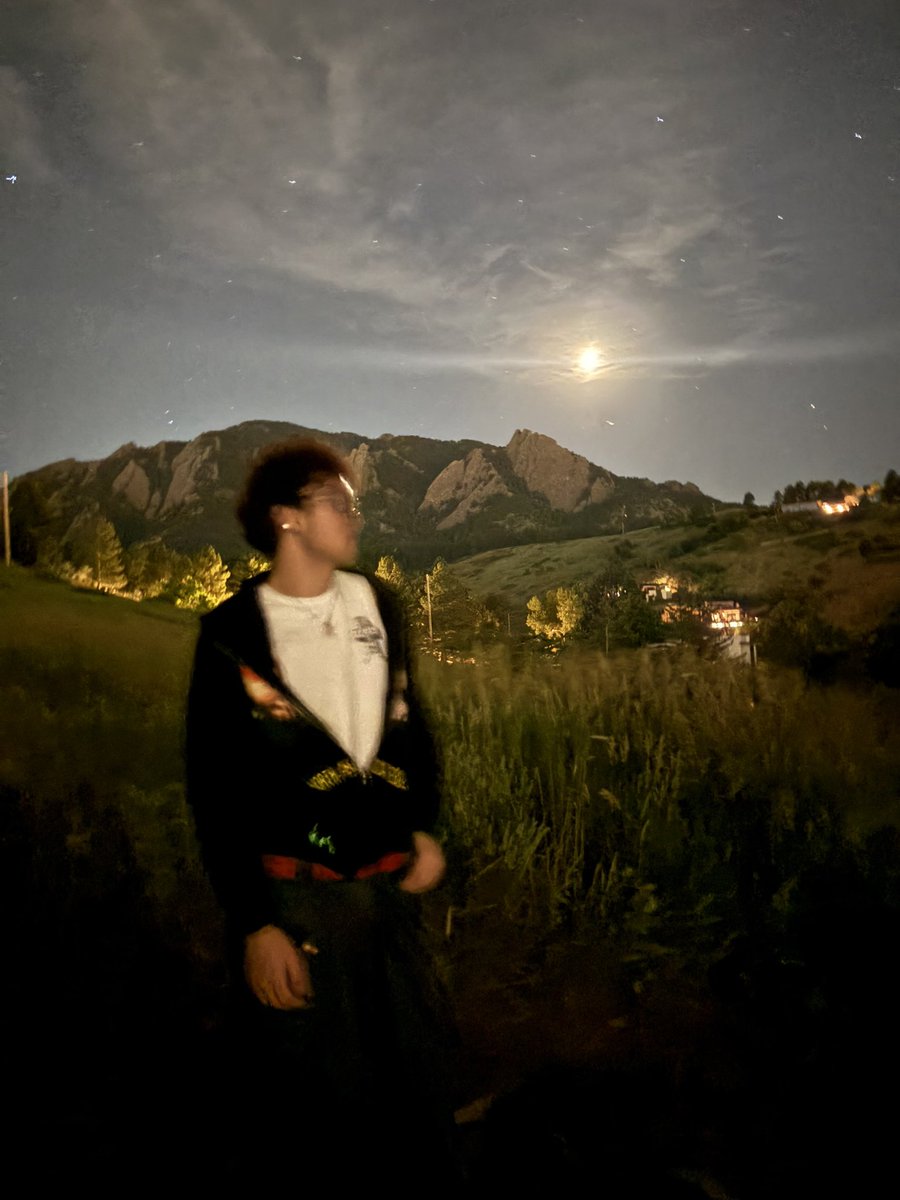 8ndrww's tweet image. took a walk #funsummer