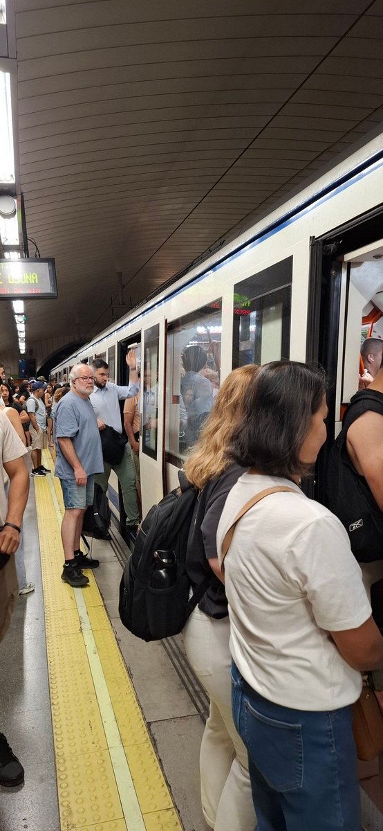 sylviaTLMK's tweet photo. @metro_madrid segundo tren que dejo pasar en Marqués de Vadillo. Menos mal que no llevo maleta si no no puedo coger el metro en ningún momento. De vergüenza. Llevamos así 3 semanas https://t.co/yqFKaXlaQL