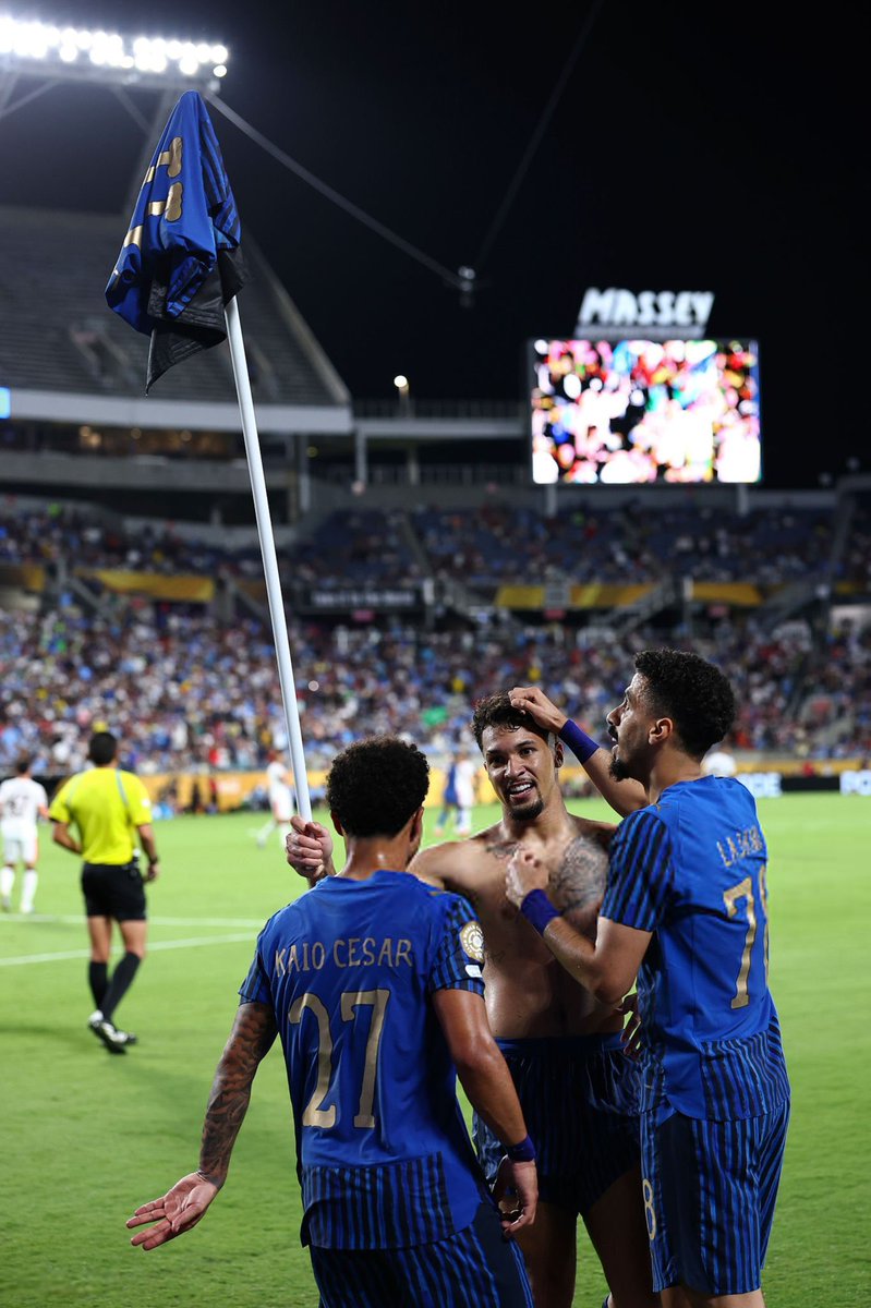 🚨🚨🚨🚨🗣️ ماركوس ليوناردو - تصريح تاريخي :

كنت أجري بسرعه، شدّت علي عضلة الساق.

فقلت؛ "اللعىَة . . لن أخرج 🤯😱".