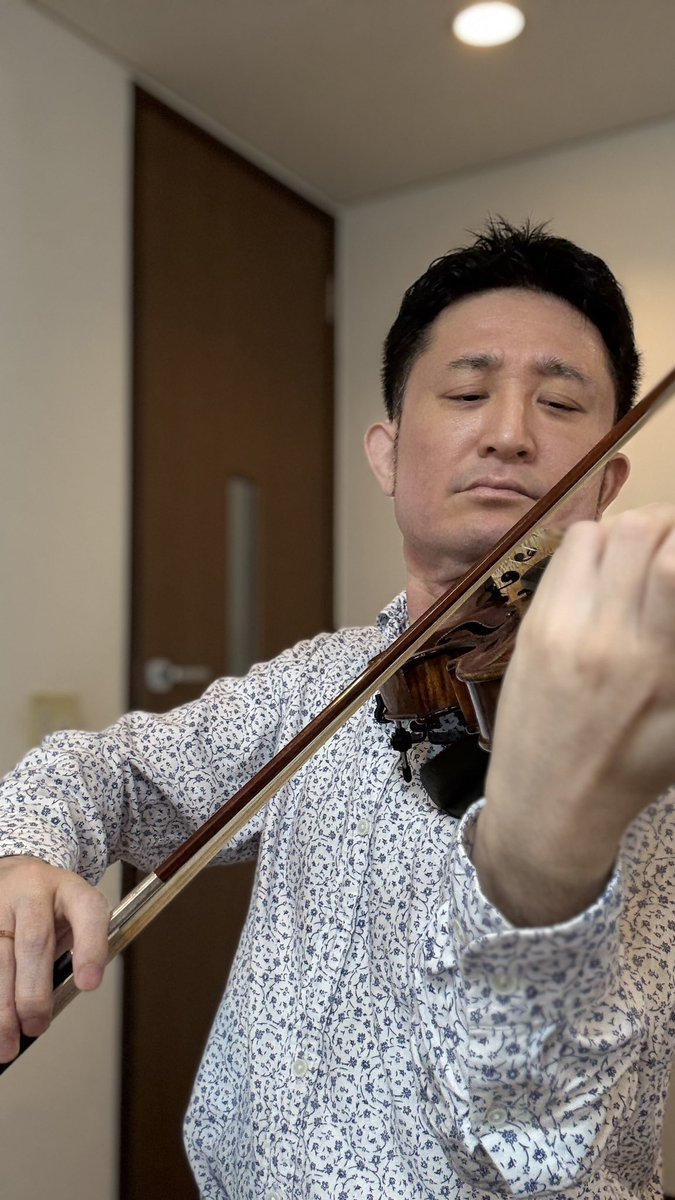 kunitonishitani's tweet image. 3週間ぶりのヴァイオリン？
楽器がちょっと重かったけど…
すぐに感覚戻ったぜ🔥🎻

#即復活
#ヴァイオリンは筋トレ
#BackToPractice
#ViolinLife
#練習あるのみ
#音楽は裏切らない