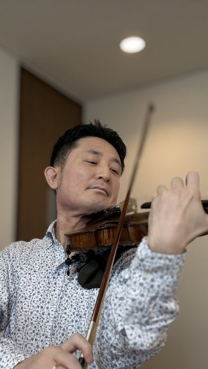 kunitonishitani's tweet image. 3週間ぶりのヴァイオリン？
楽器がちょっと重かったけど…
すぐに感覚戻ったぜ🔥🎻

#即復活
#ヴァイオリンは筋トレ
#BackToPractice
#ViolinLife
#練習あるのみ
#音楽は裏切らない