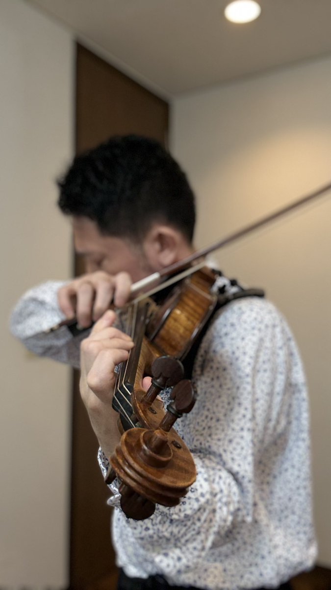 kunitonishitani's tweet image. 3週間ぶりのヴァイオリン？
楽器がちょっと重かったけど…
すぐに感覚戻ったぜ🔥🎻

#即復活
#ヴァイオリンは筋トレ
#BackToPractice
#ViolinLife
#練習あるのみ
#音楽は裏切らない