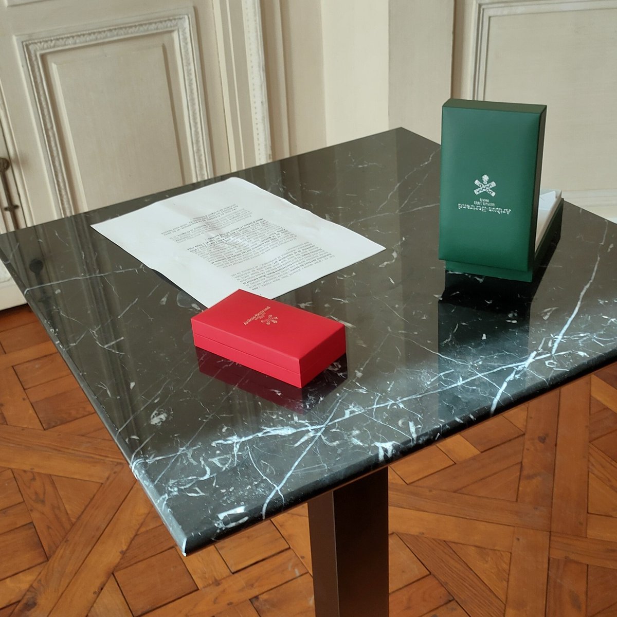 Une immense joie que d'avoir pu assister hier à la remise de la légion d'honneur et de l'ordre du mérite par M. <a href="/Gallimard/">Gallimard</a> à <a href="/joannsfar/">Sfar Joann</a>.

Un artiste total, amoureux de la Culture, de la musique, d'Homère et de Conan le barbare (comprenne qui pourra), mais surtout de la vie.