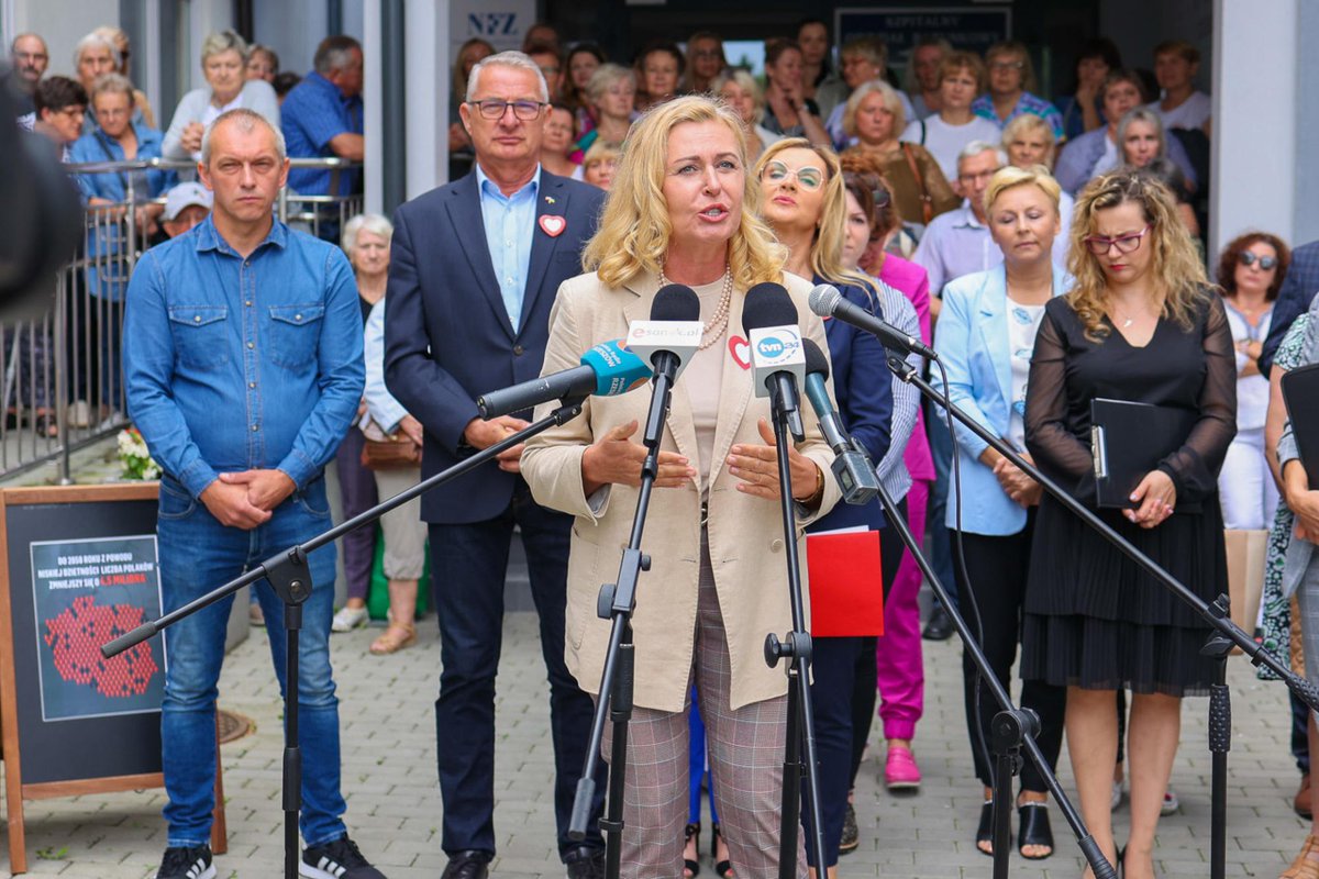 pawelpreneta's tweet photo. 💬 Wyobrażacie sobie atrakcyjność Bieszczadów bez szpitala? Co robi PiS?

pytali w sierpniu 2023 @elukacijewska, europosłanka PO, posłanka @frydrych_joanna i poseł @MarekRzasa1.

Gdy los porodówki w Lesku zależy od ich koleżanki, już nie pytają. https://t.co/hUguRmA9x7