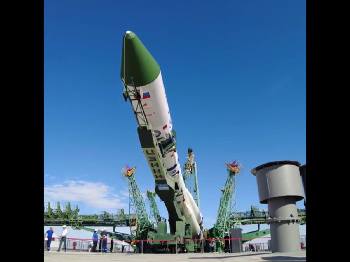 katlinegrey's tweet image. #Soyuz2.1a with #ProgressMS31 cargo spacecraft has been rolled out and is vertical on Pad 31. It will carry 2625 kg of cargo to the ISS, including equipment for scientific experiments, food, clothes, 950 kg of fuel, 420 kg of drinking water and 50 kg of nitrogen.