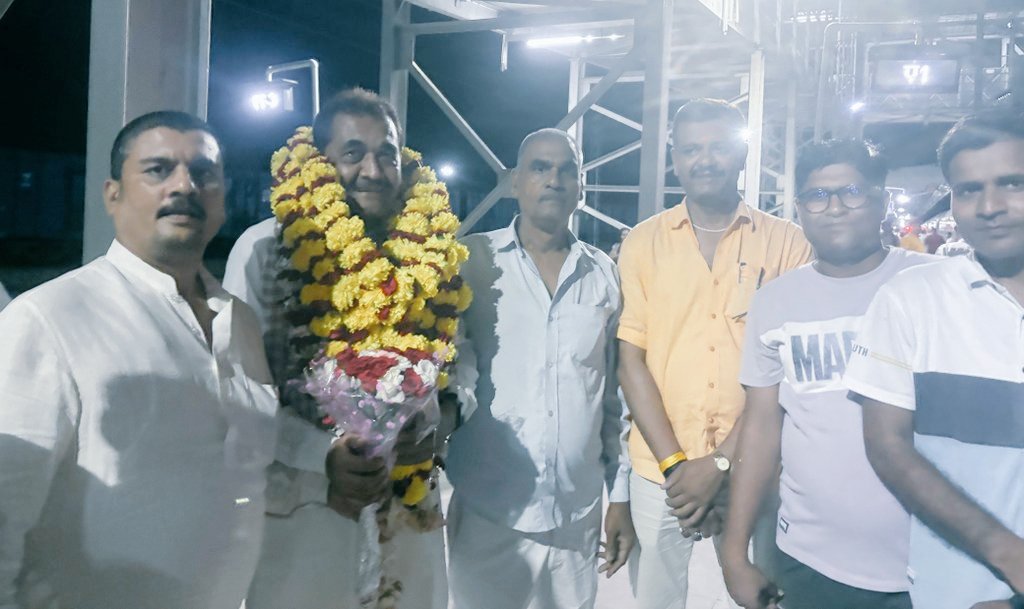 Ramkhelawanbjp's tweet photo. गत दिवस #मैहर रेलवे स्टेशन पर भोपाल की यात्रा हेतु जन्मदिवस की पूर्व संध्या पर मेरे अभिन्न सहयोगी प्रदेश कार्य समिति सदस्य श्री गीतेश्वर सिंह जी द्वारा अपने सहयोगी जनों संग मेरा स्वागत वंदन अभिनंदन कर जन्म दिवस की शुभकामनाएं प्रेषित की।

आप सभी का इस स्नेहिल आदरपूर्ण स्वागत हेतु सादर अभिवादन।