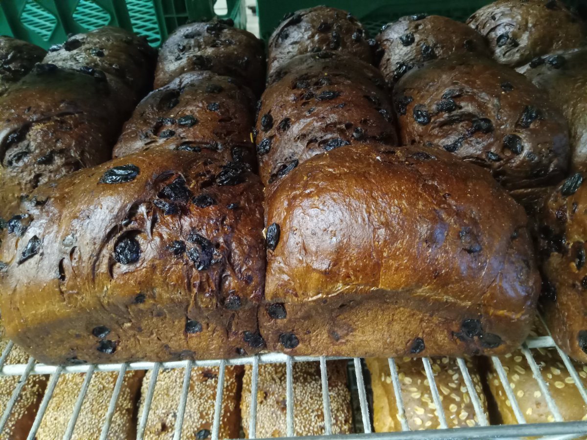 8aked8aker's tweet image. Challah, pumpernickel, birdseed and 3 different variety of bagels. Not pictured 39 loaves of multi-grain. All done in about a 7 hour time frame. #workethic