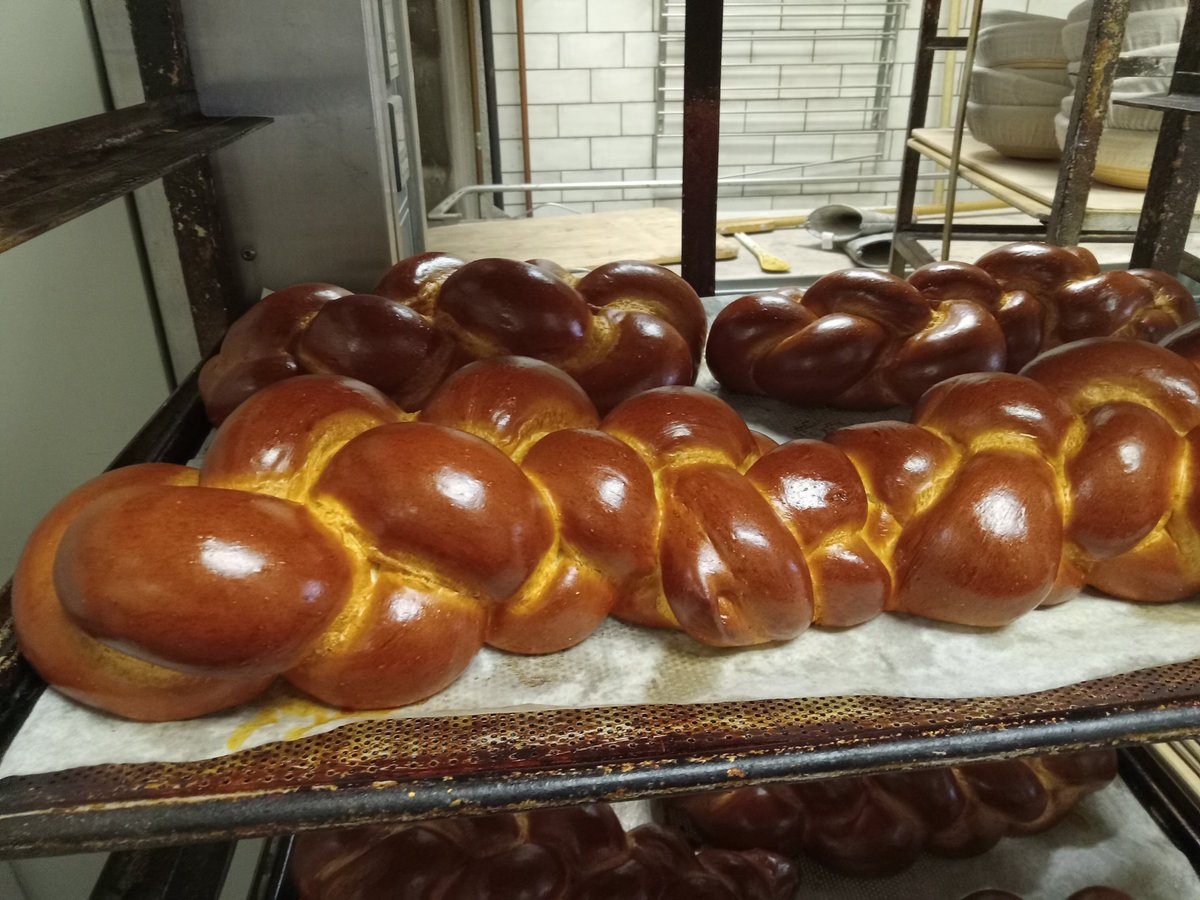 8aked8aker's tweet image. Challah, pumpernickel, birdseed and 3 different variety of bagels. Not pictured 39 loaves of multi-grain. All done in about a 7 hour time frame. #workethic