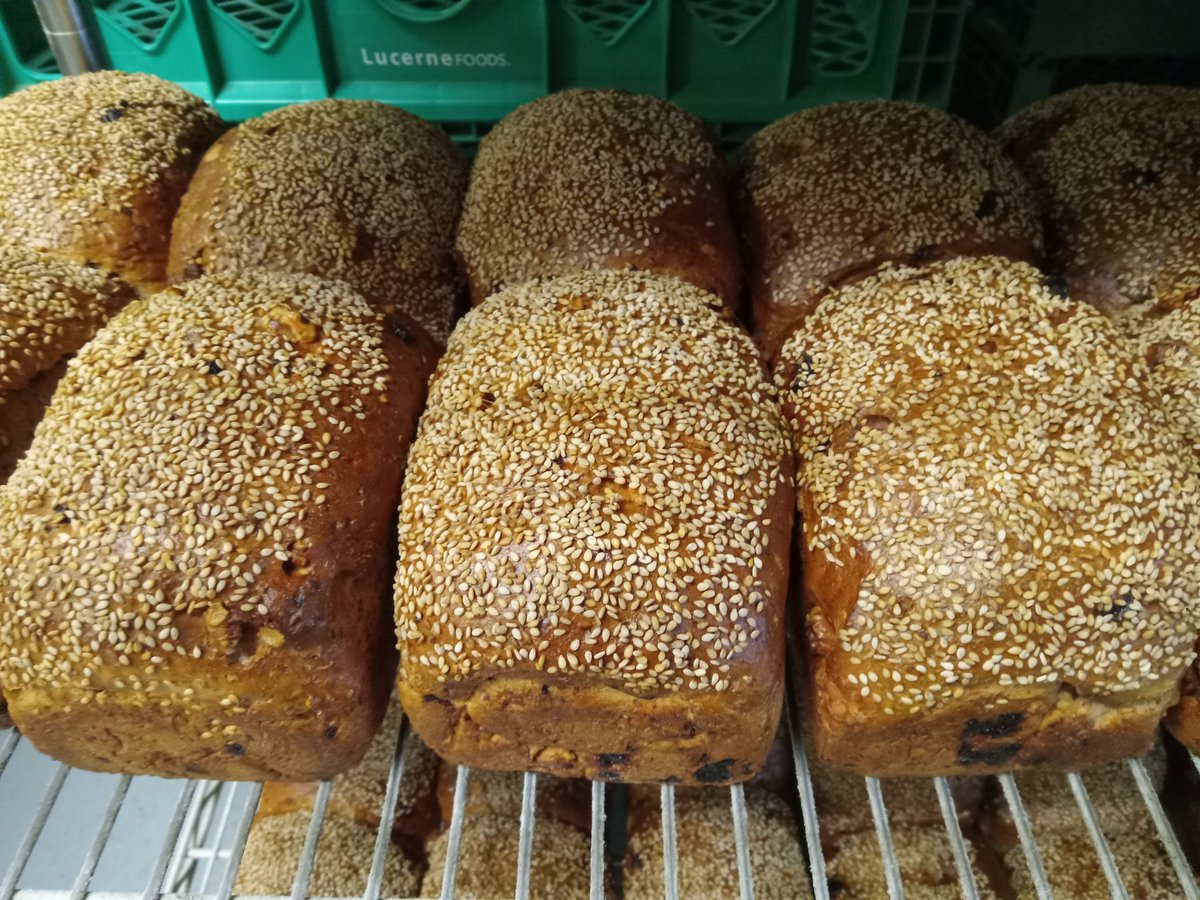 8aked8aker's tweet image. Challah, pumpernickel, birdseed and 3 different variety of bagels. Not pictured 39 loaves of multi-grain. All done in about a 7 hour time frame. #workethic