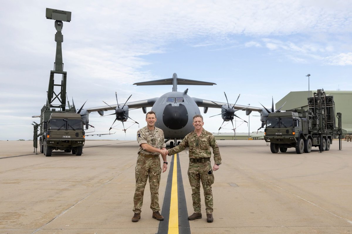 DefTechGlobal's tweet image. 📍Falkland Islands (Islas Malvinas)

British Forces South Atlantic (🇬🇧) have officially welcomed Brigadier Charlie Harmer as the new Commander. The occasion featured a display of the Sky Sabre air defense system, Giraffe 1X radar, and the A400M Atlas transport aircraft.